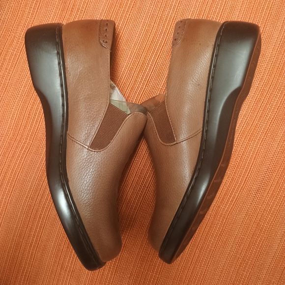 Naturalizer Tan Men's Loafers - Picture 3 of 6